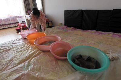 九寨沟楼上漏水，住户失联，小区没物管，业主维权难！律师来支招……